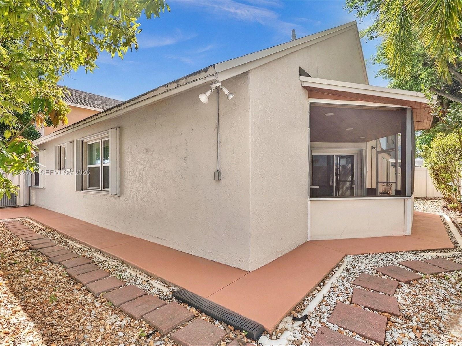 371 NW 101st Ter Pembroke Pines, FL 33026