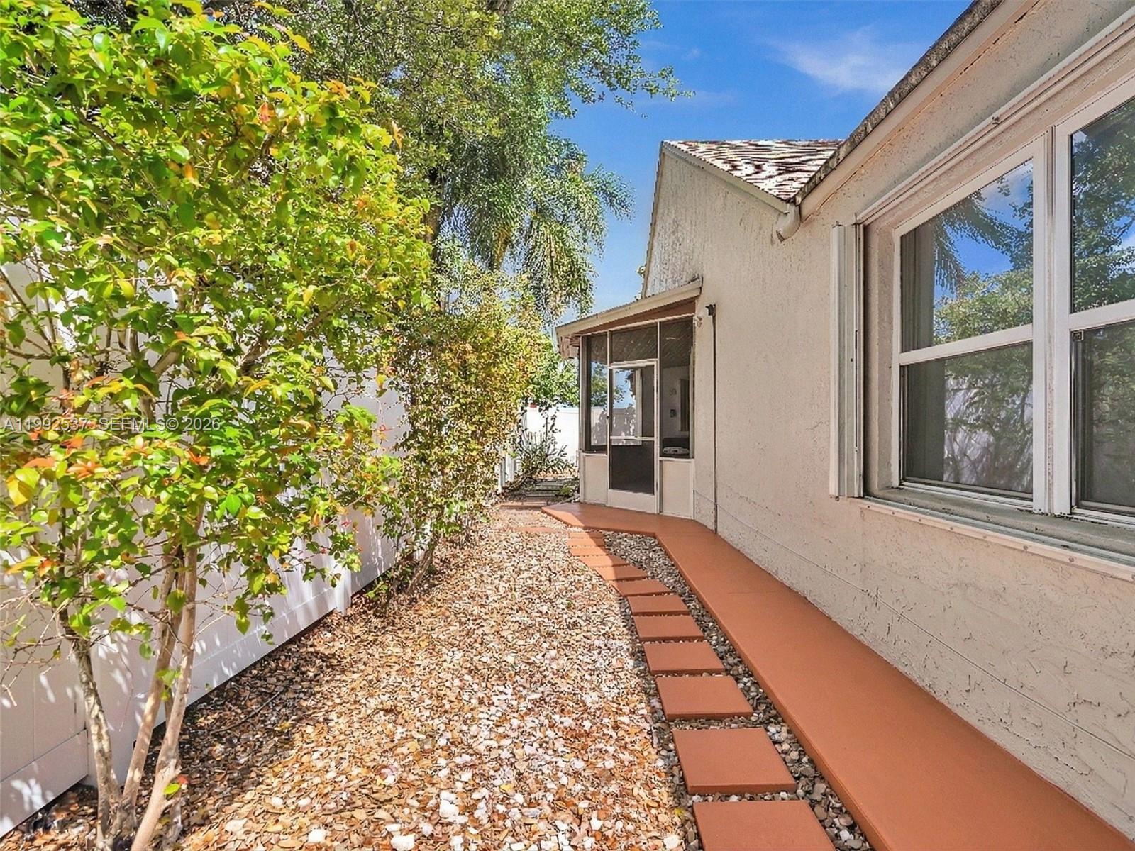 371 NW 101st Ter Pembroke Pines, FL 33026