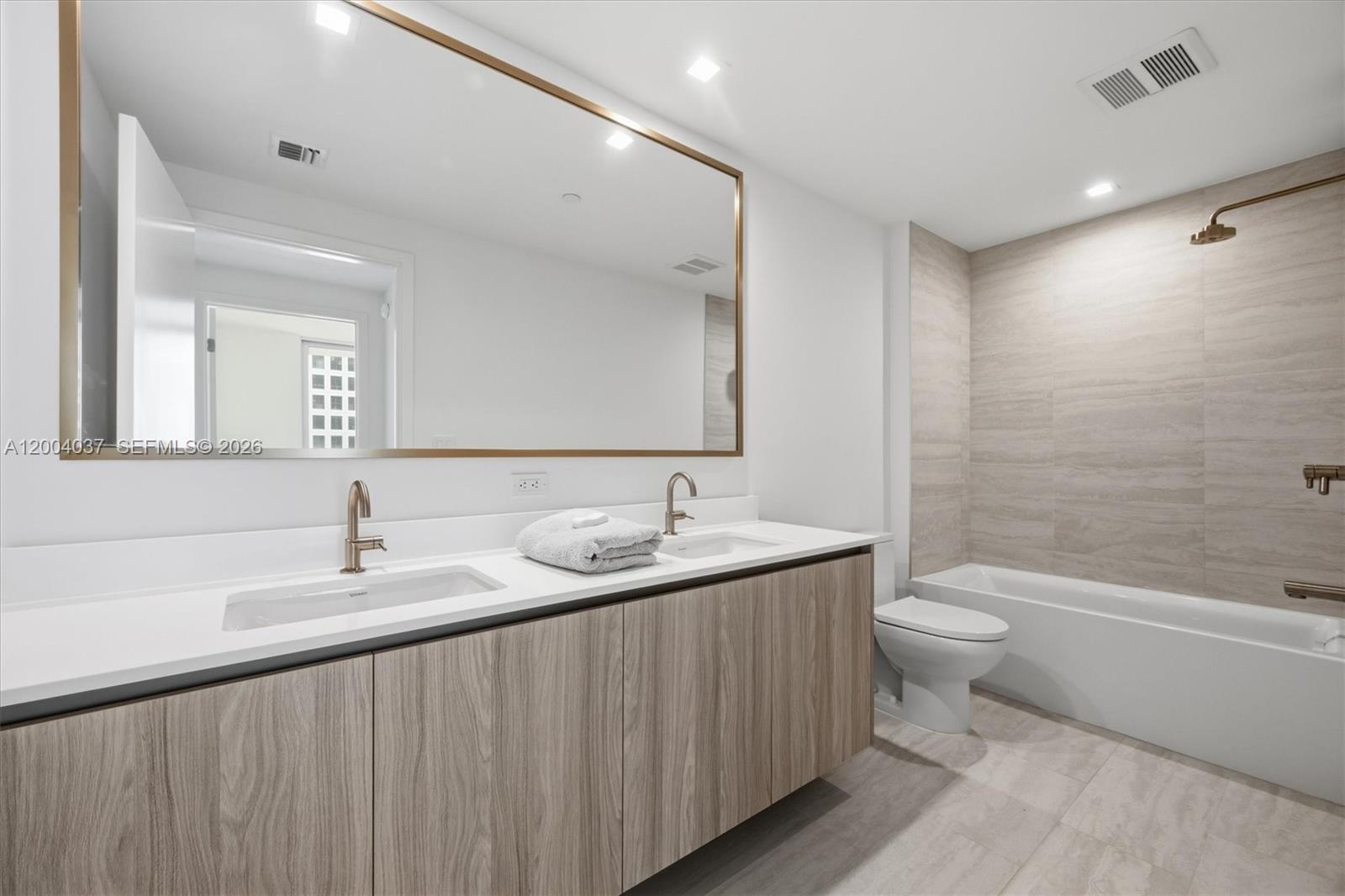 77 SE 5th St #2614 Miami, FL 33131