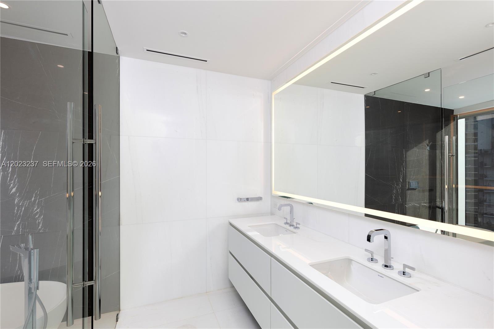 300 S Biscayne Blvd Way #2107 Miami, FL 33131