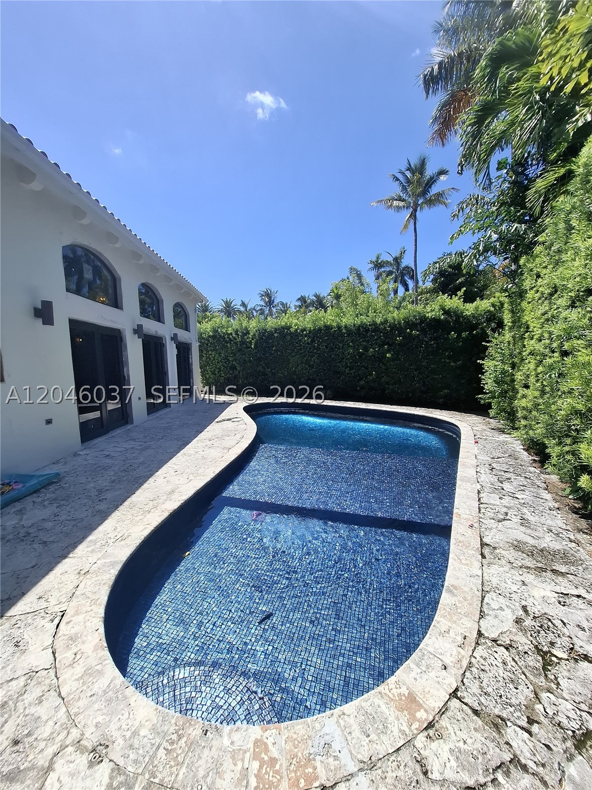 6350 Pinetree Dr Miami Beach, FL 33141