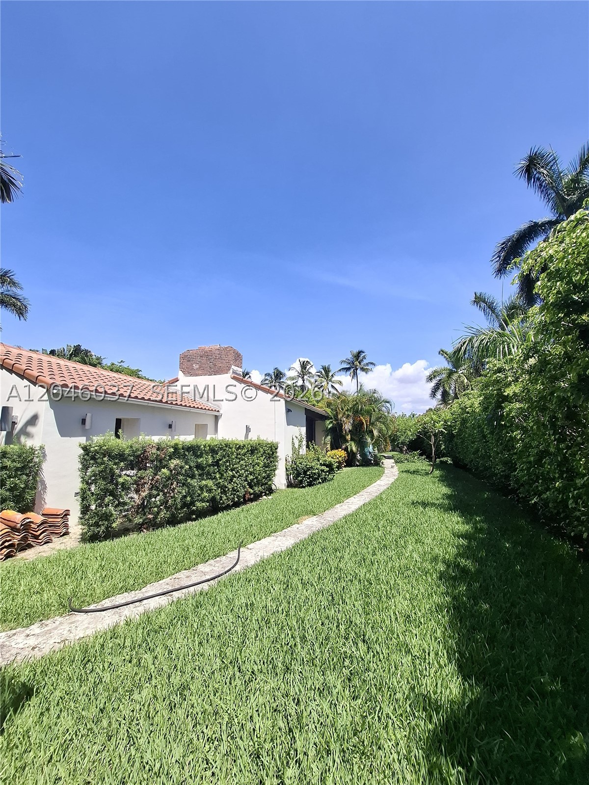 6350 Pinetree Dr Miami Beach, FL 33141
