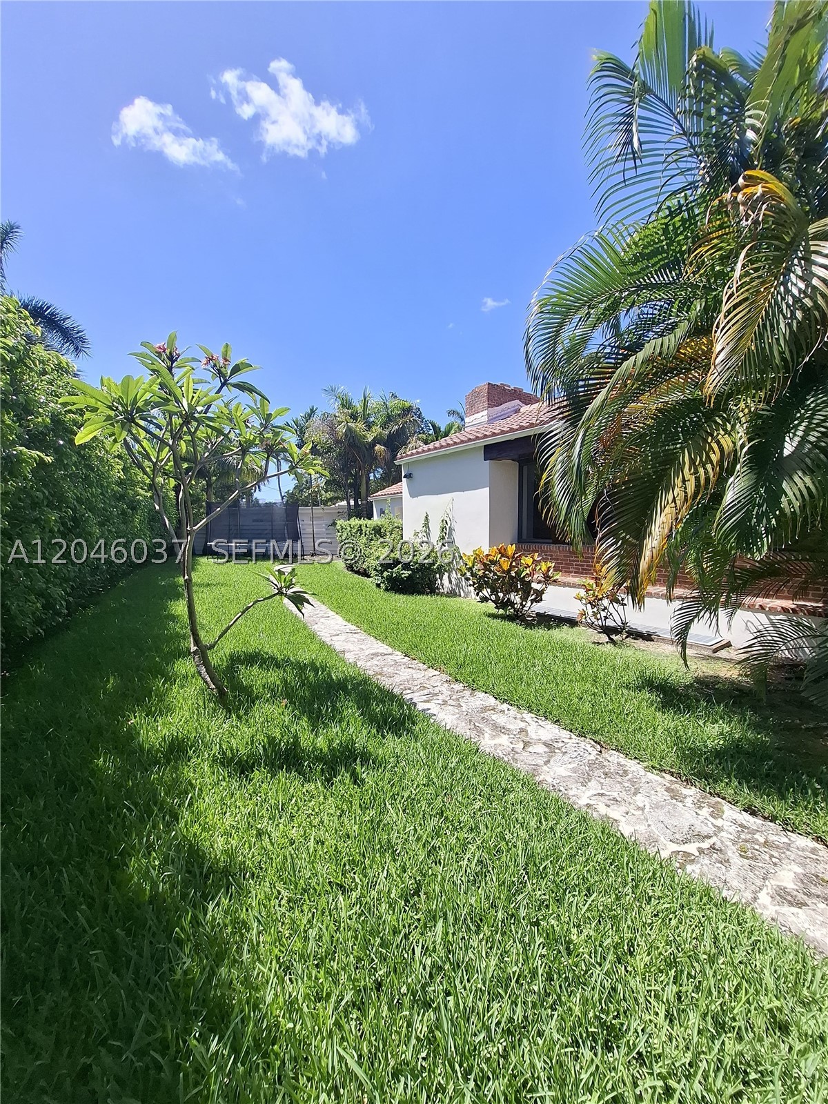 6350 Pinetree Dr Miami Beach, FL 33141