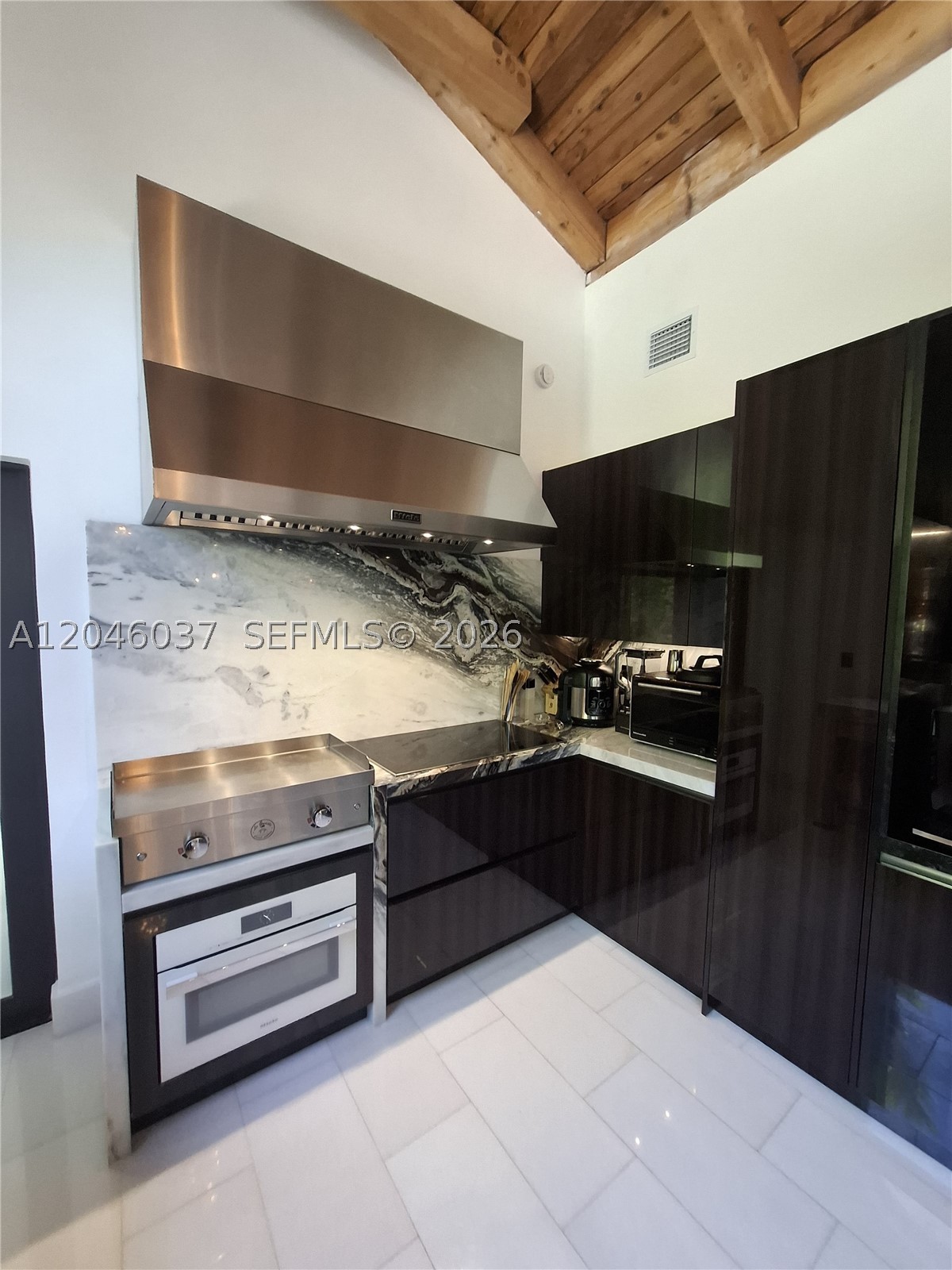 6350 Pinetree Dr Miami Beach, FL 33141