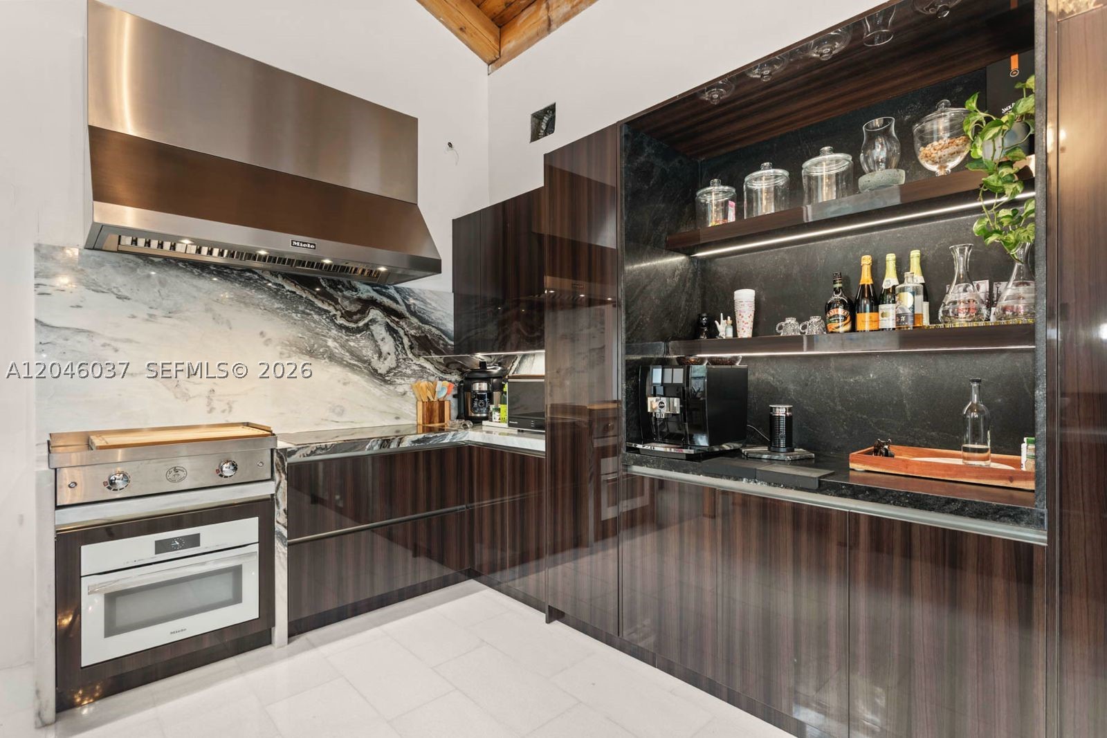 6350 Pinetree Dr Miami Beach, FL 33141