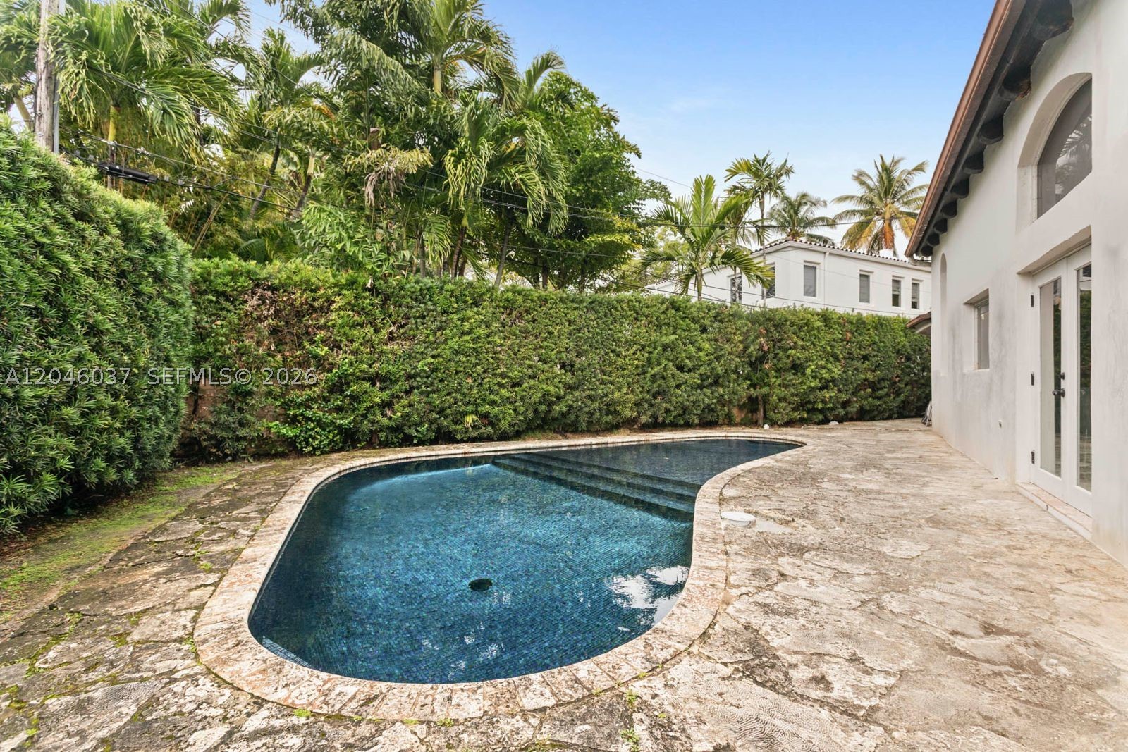 6350 Pinetree Dr Miami Beach, FL 33141