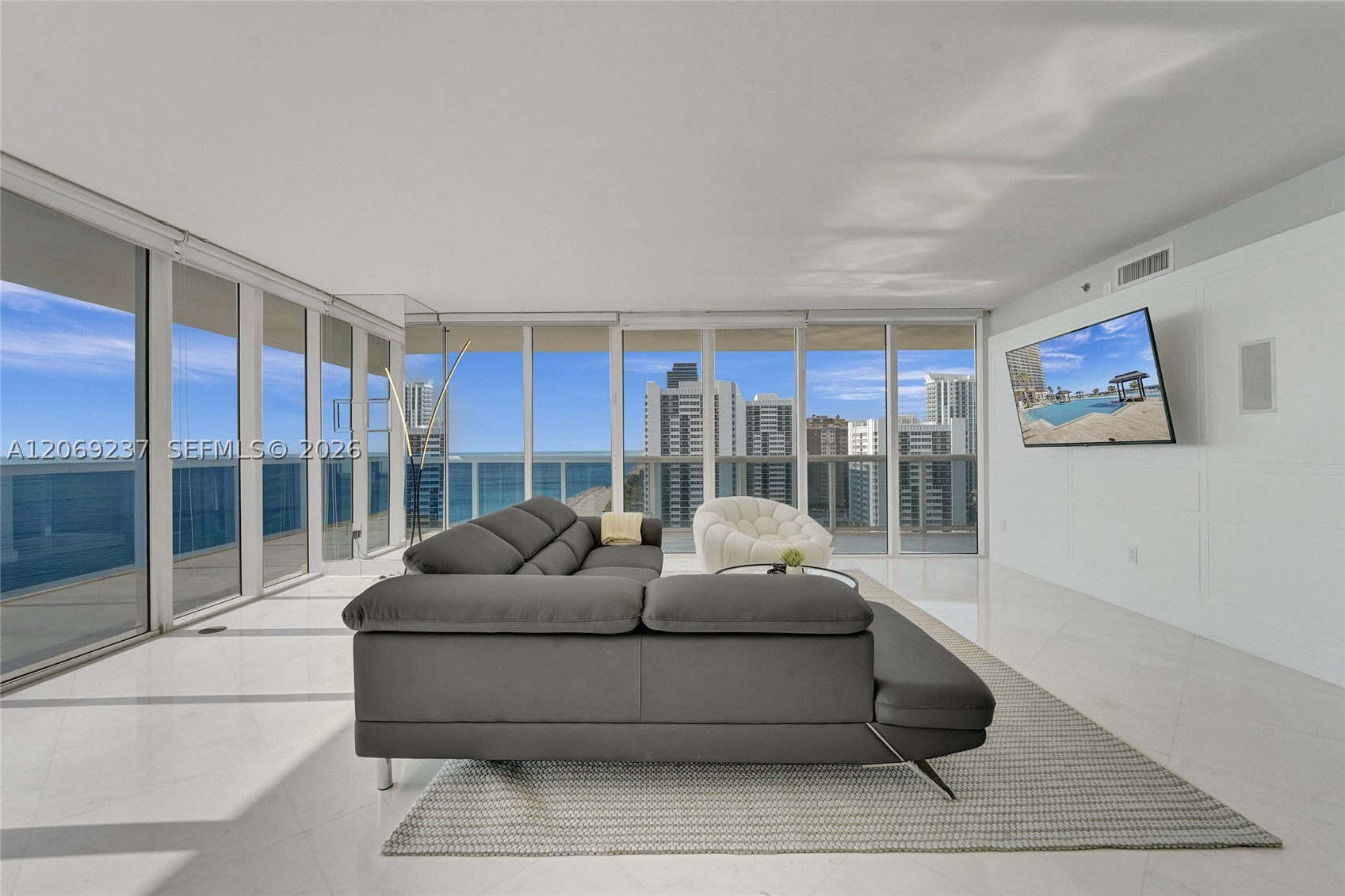 image Beach Club 215