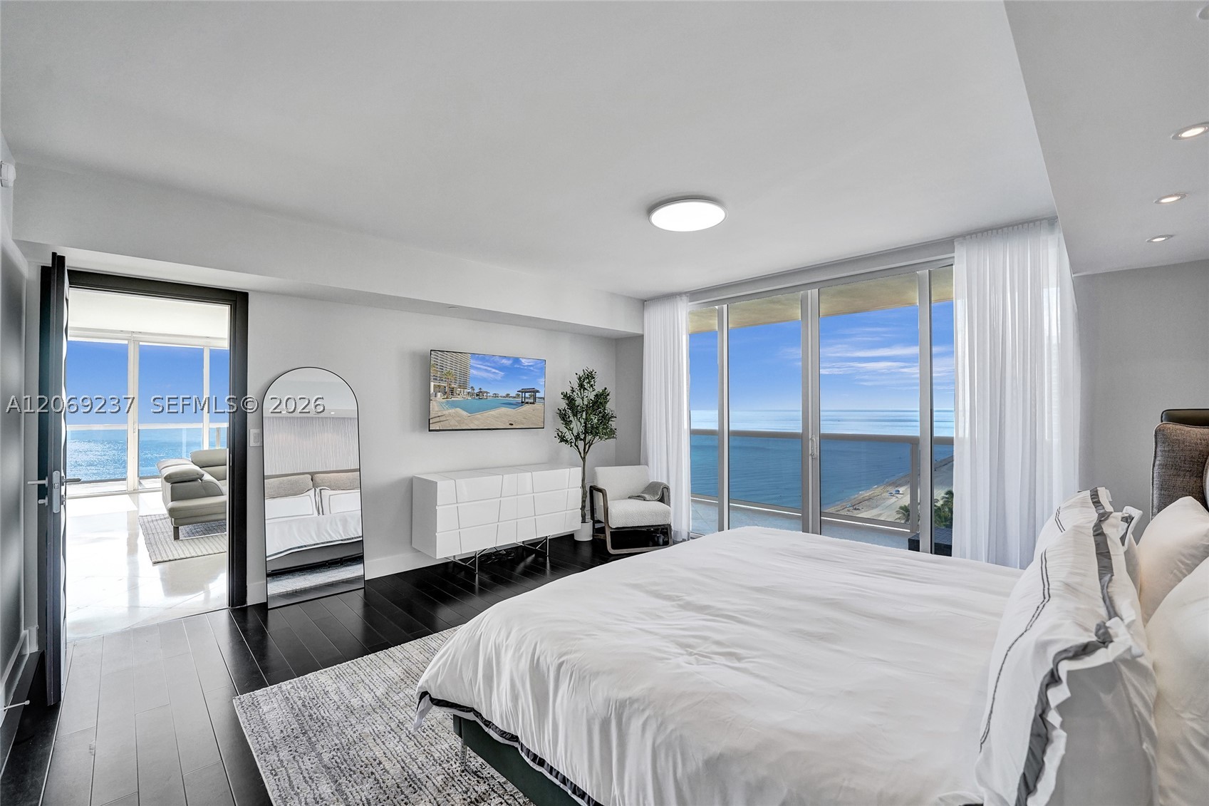 image Beach Club 228