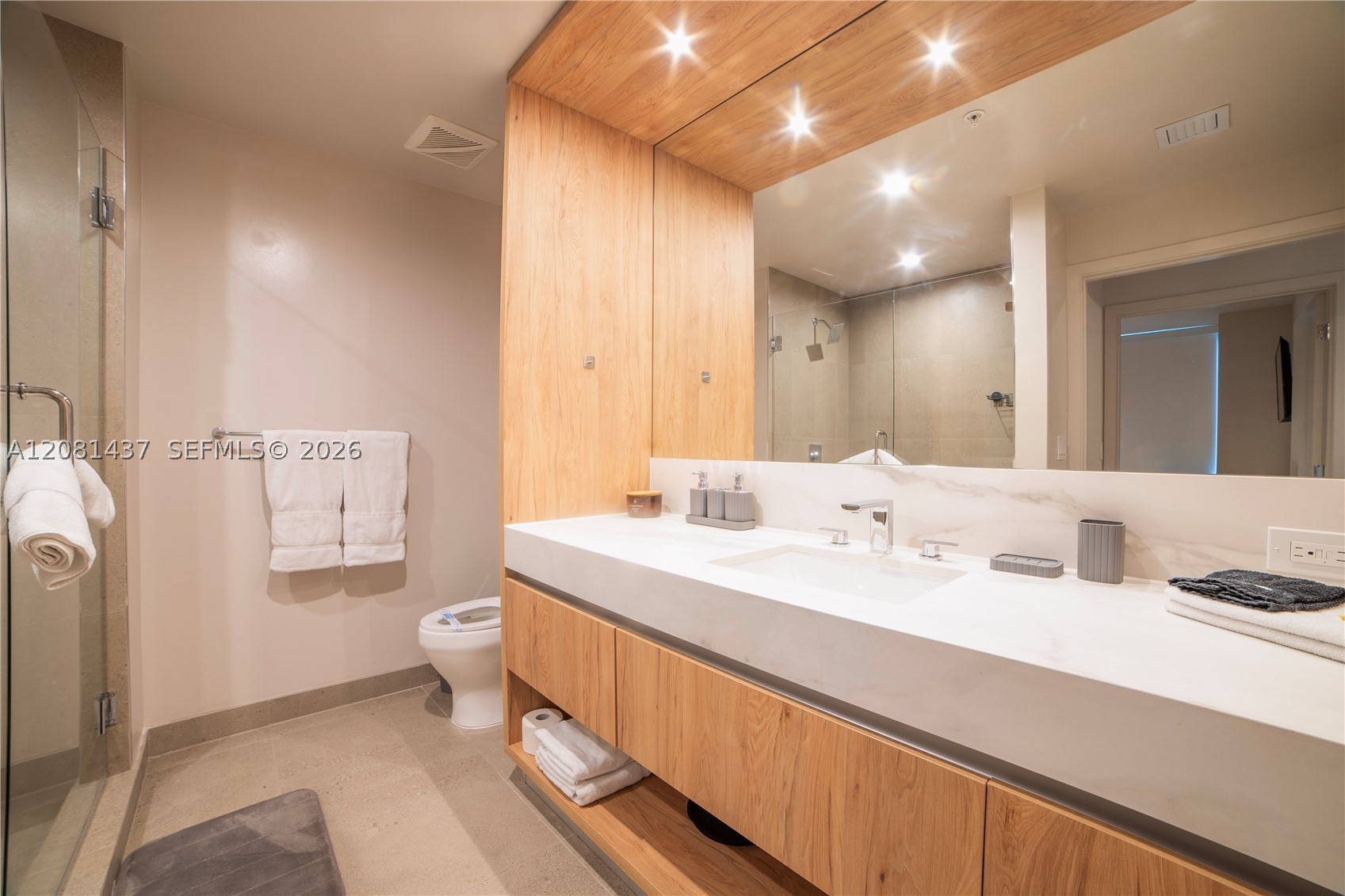 11 NE 6th #1403 Miami, FL 33132