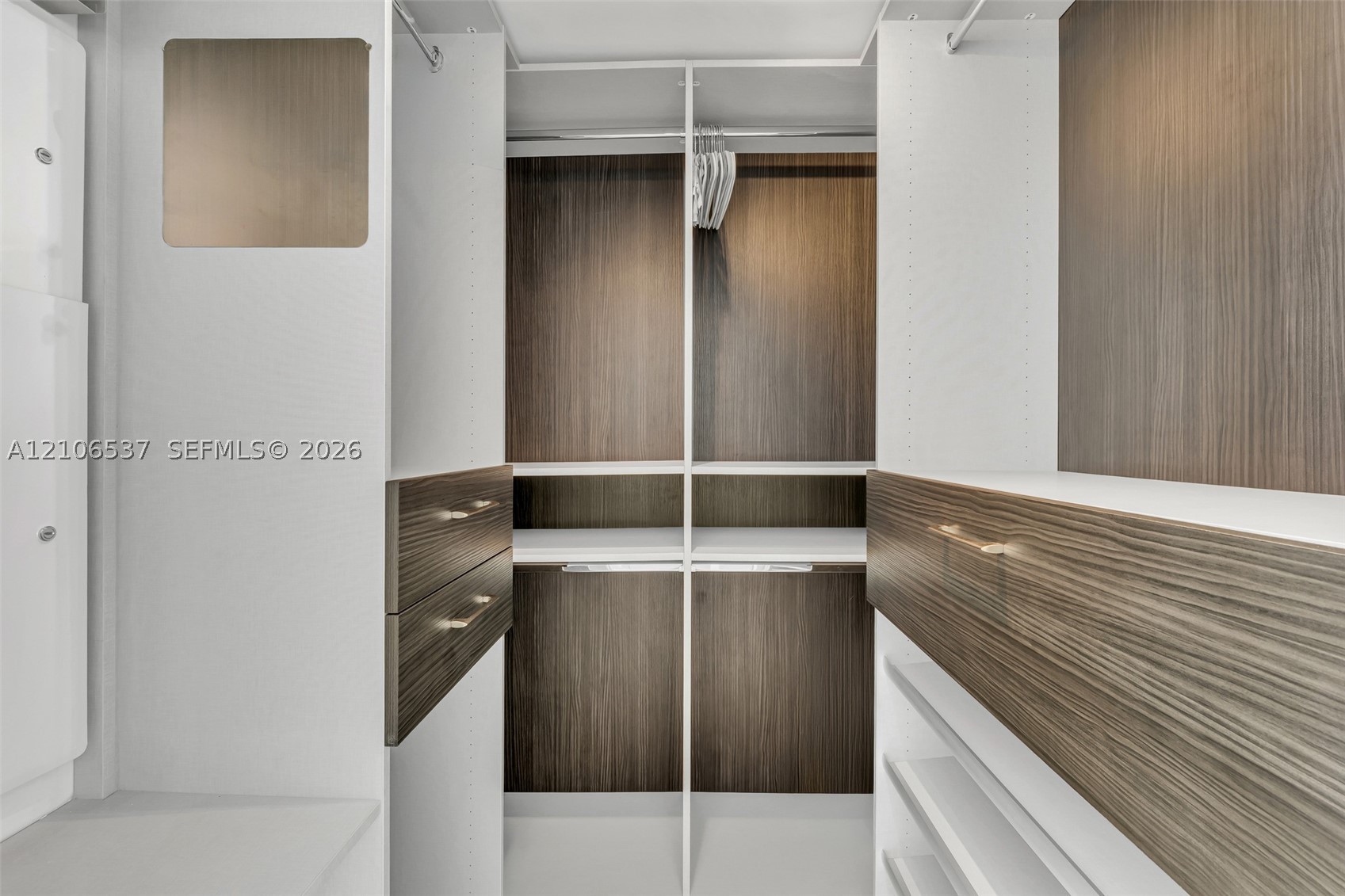 image Icon Brickell I28