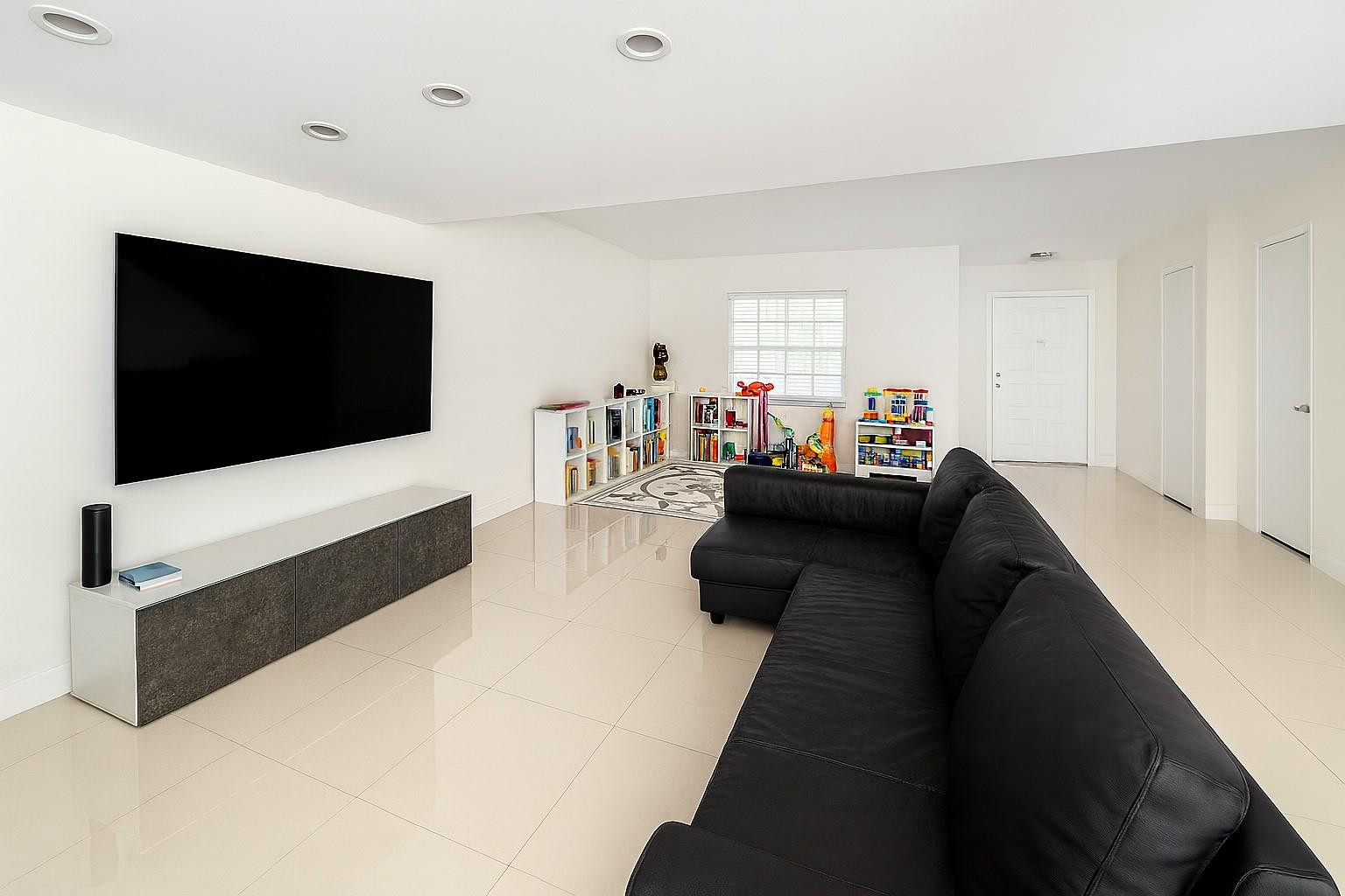 916 NE 27th Ave #916 Hallandale Beach, FL 33009