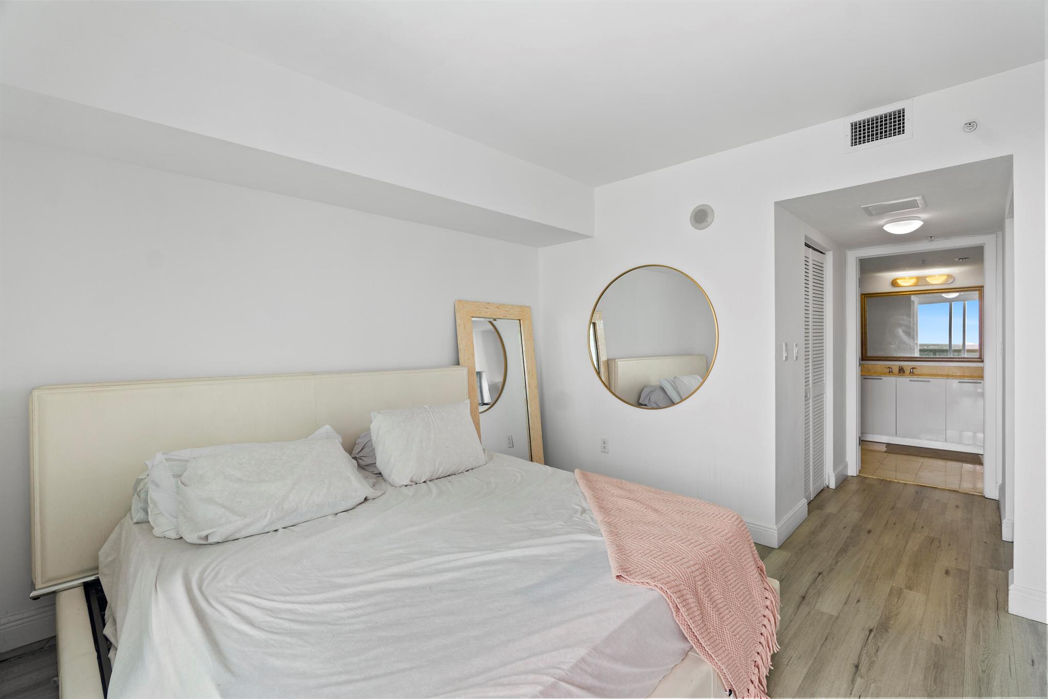 image 1800 Club Condo23