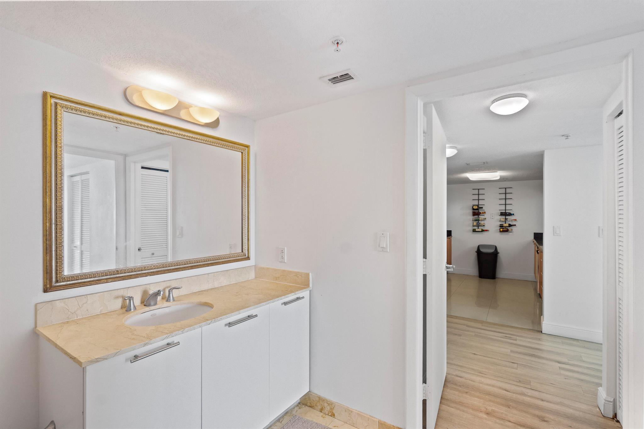 image 1800 Club Condo27