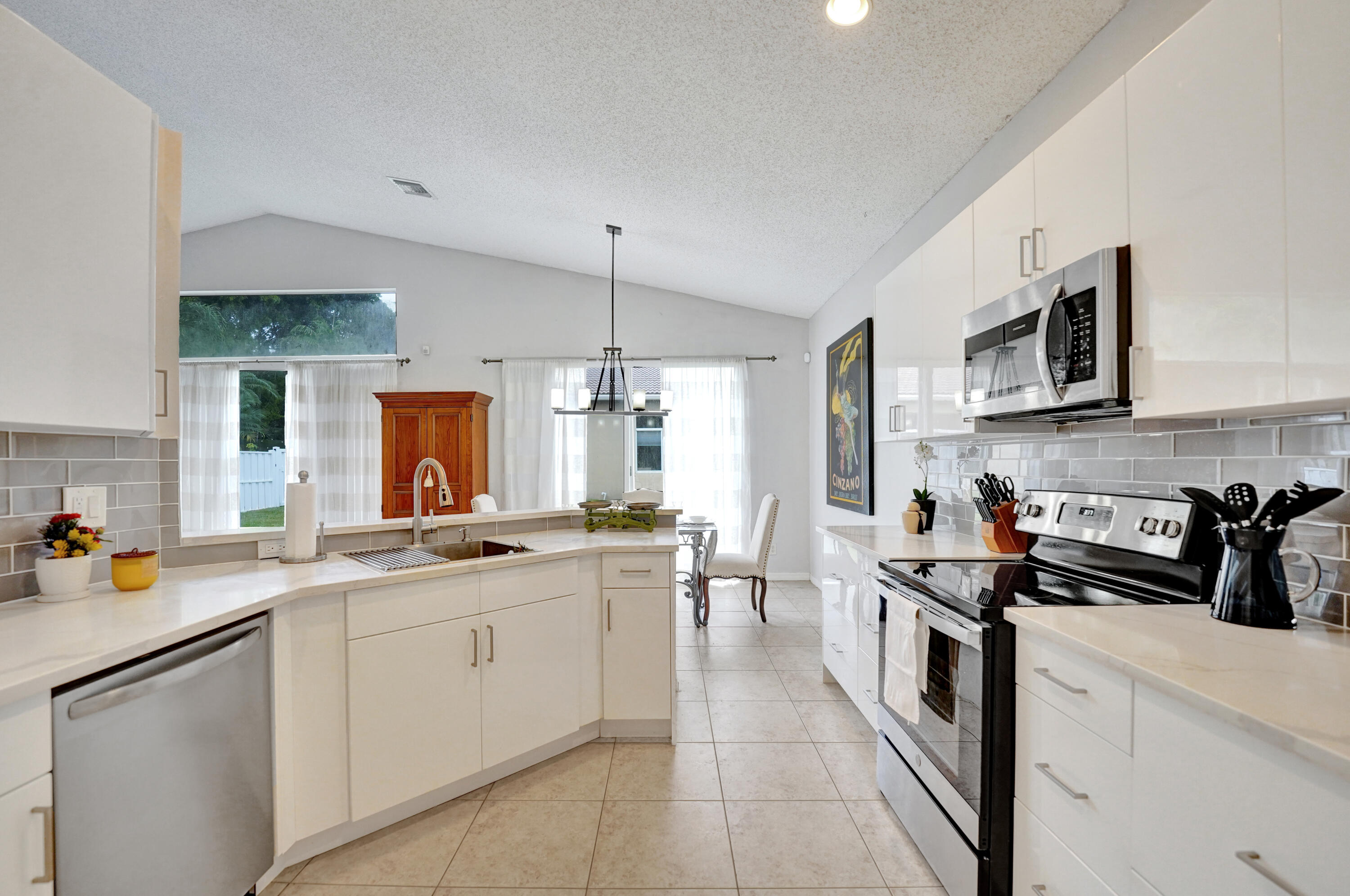 19405 SW 67th Pembroke Pines, FL 33332