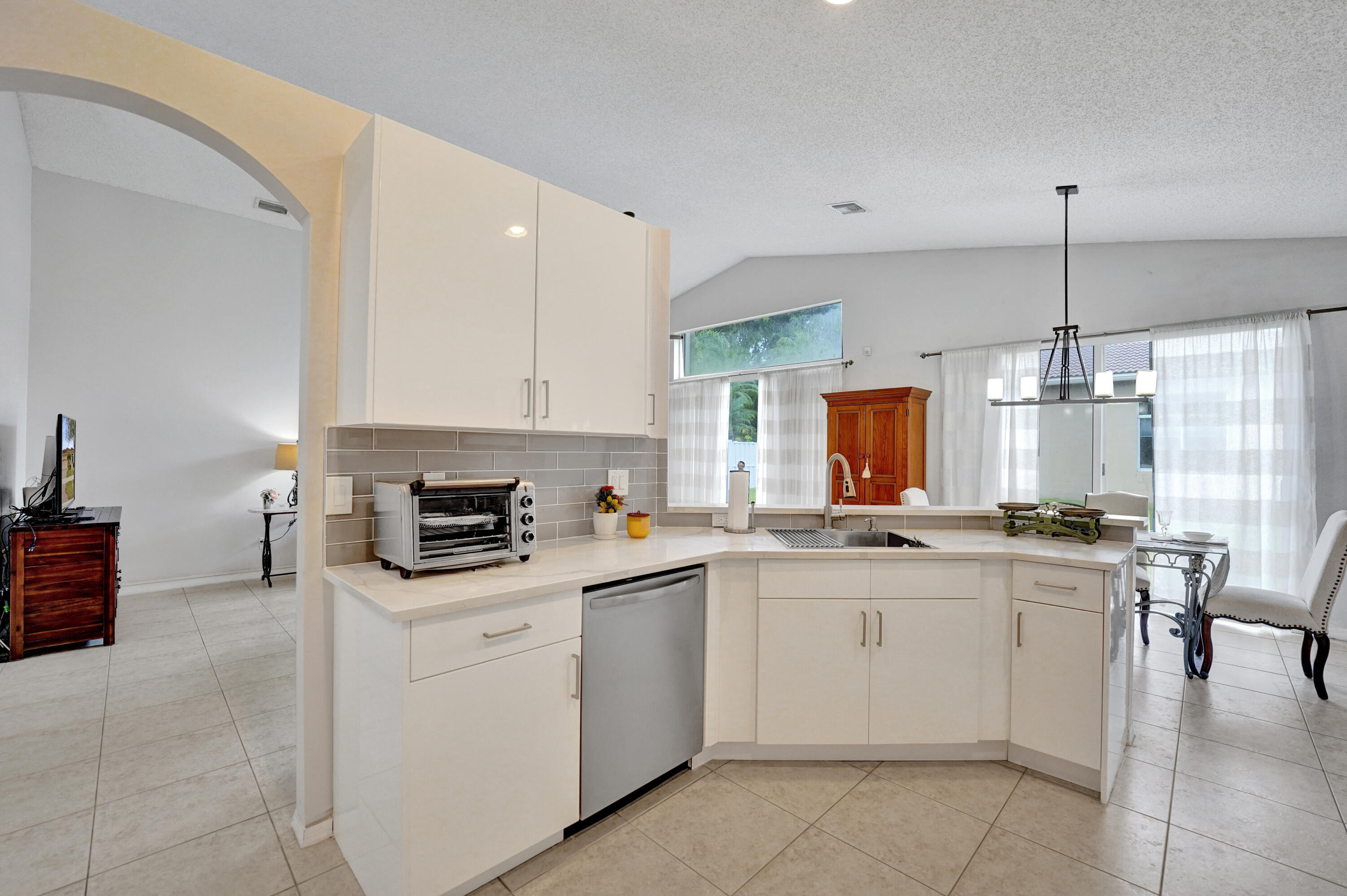 19405 SW 67th Pembroke Pines, FL 33332