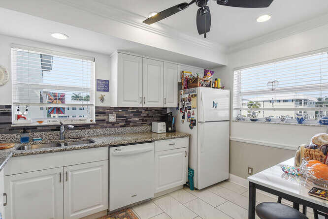 17 Colonial Clb #205 Boynton Beach, FL 33435