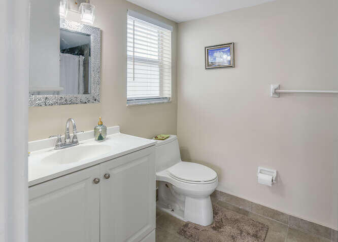 17 Colonial Clb #205 Boynton Beach, FL 33435