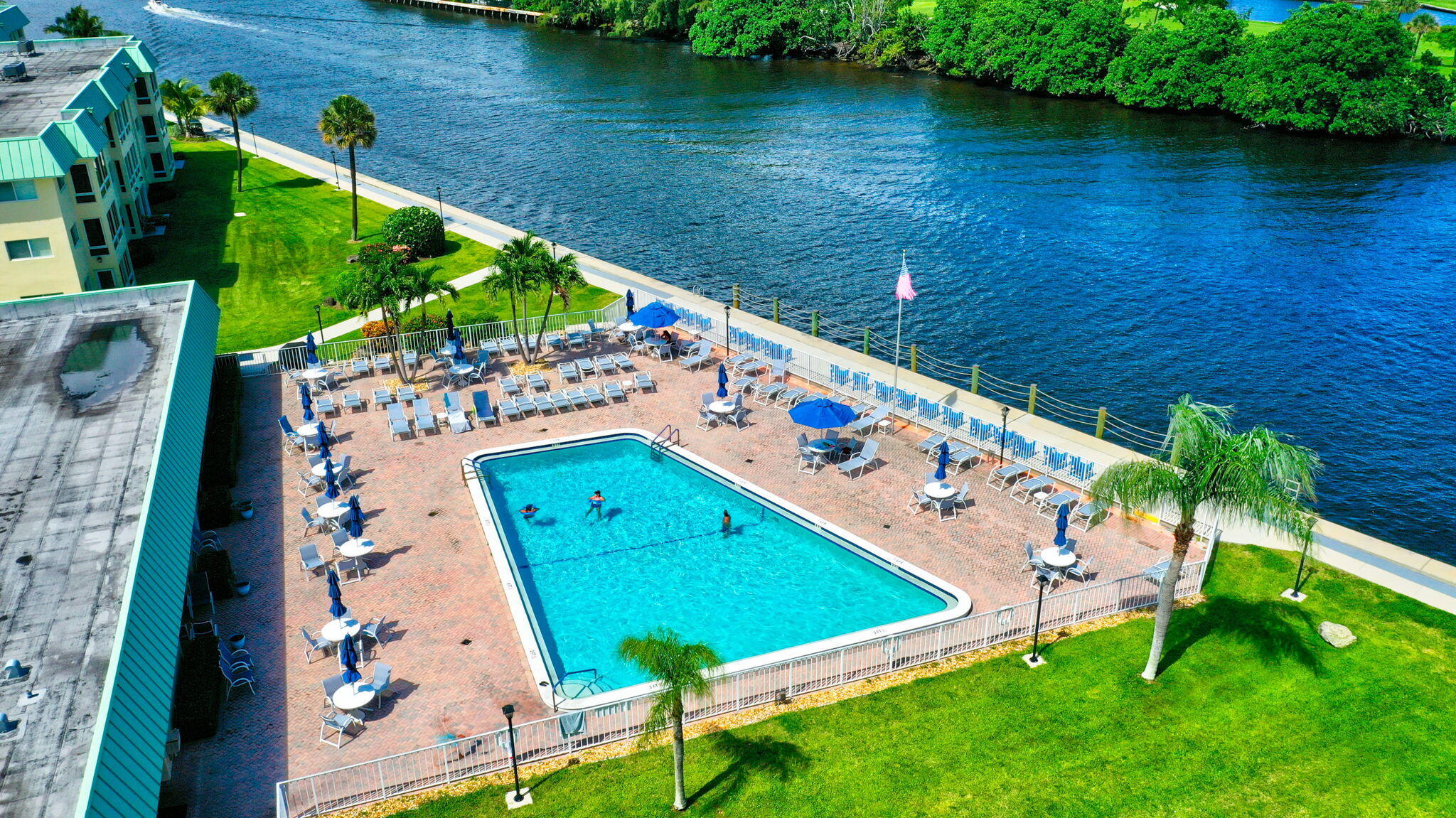 17 Colonial Clb #205 Boynton Beach, FL 33435