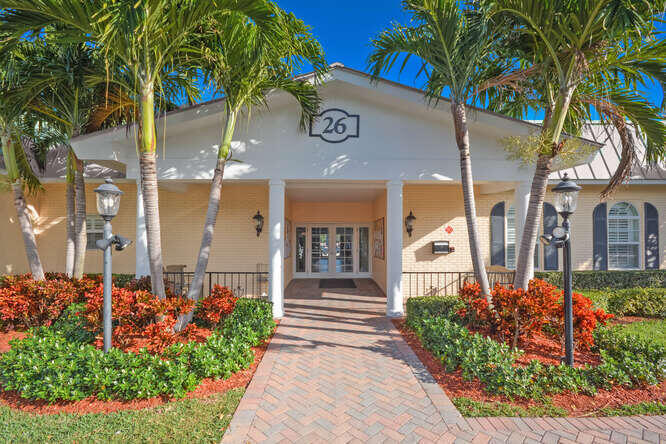 17 Colonial Clb #205 Boynton Beach, FL 33435