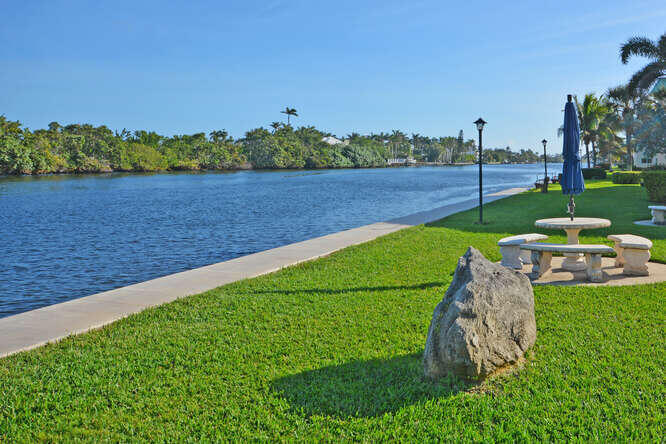 17 Colonial Clb #205 Boynton Beach, FL 33435