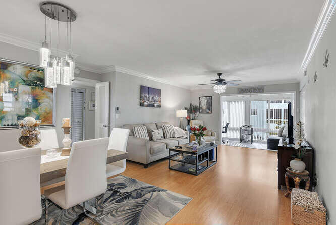 17 Colonial Clb #205 Boynton Beach, FL 33435