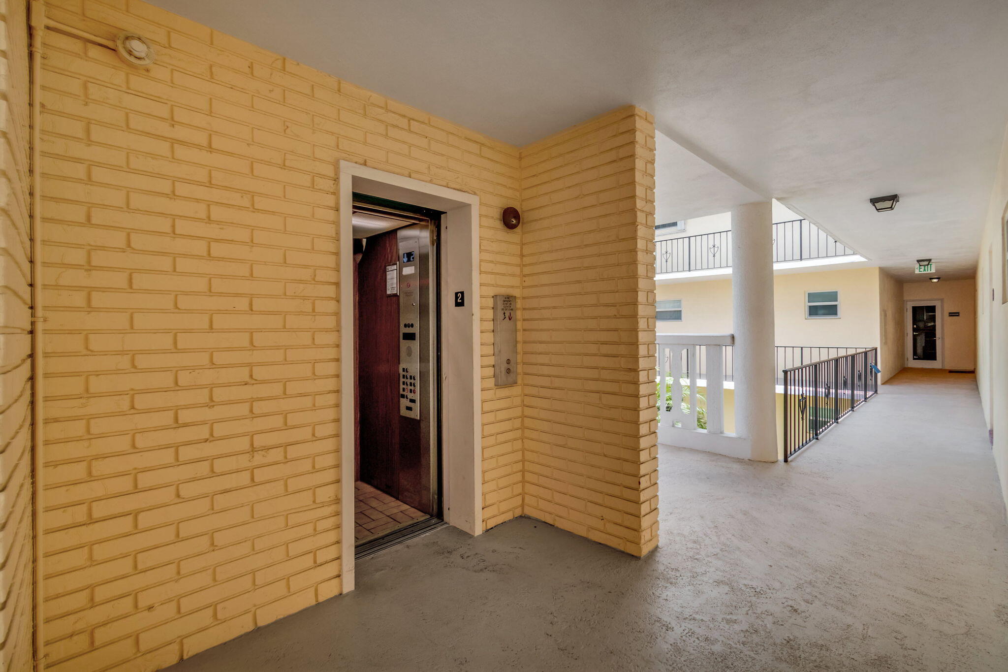 17 Colonial Clb #205 Boynton Beach, FL 33435