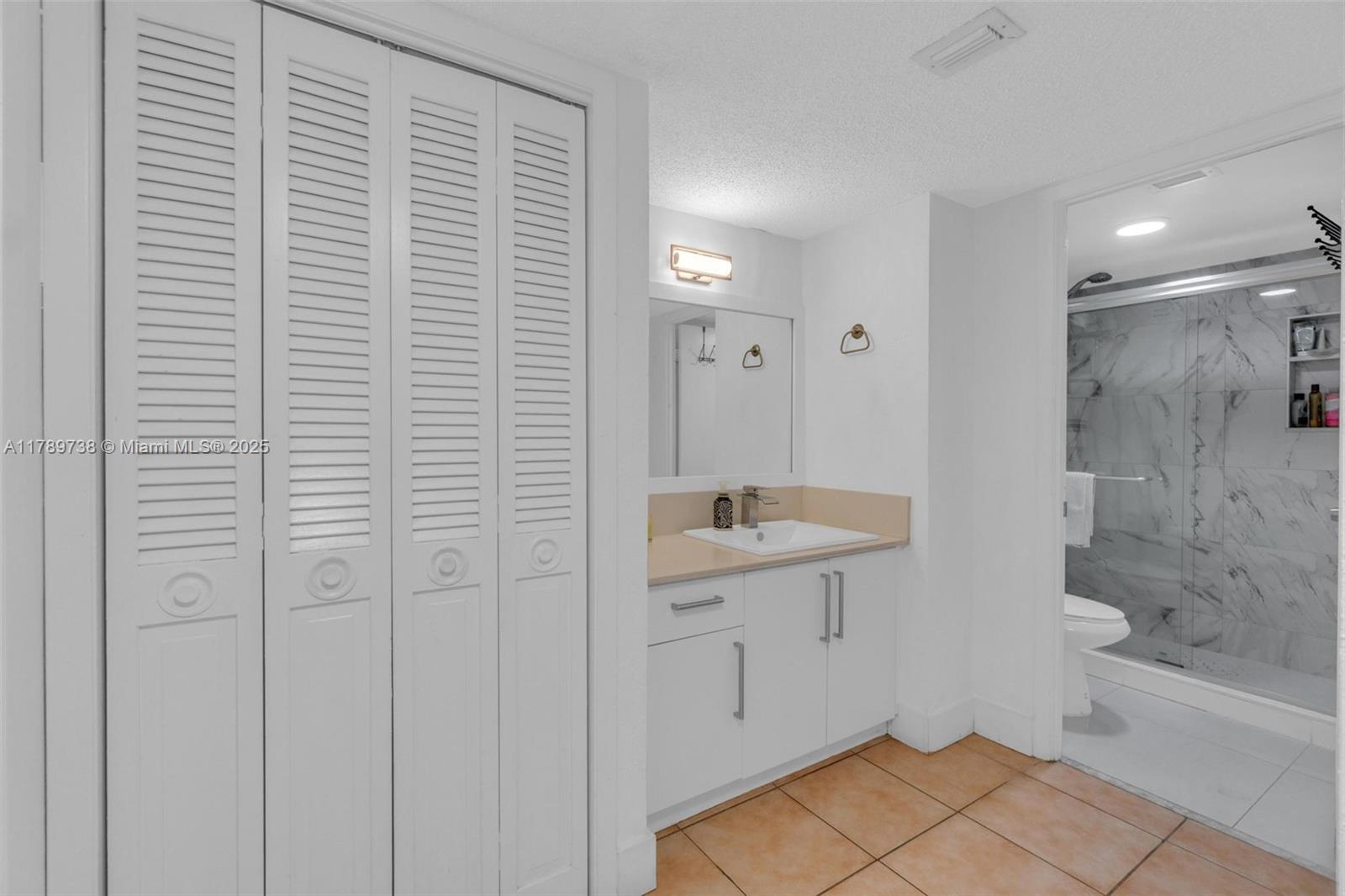 18011 Biscayne Blvd #302,Aventura, FL 33160