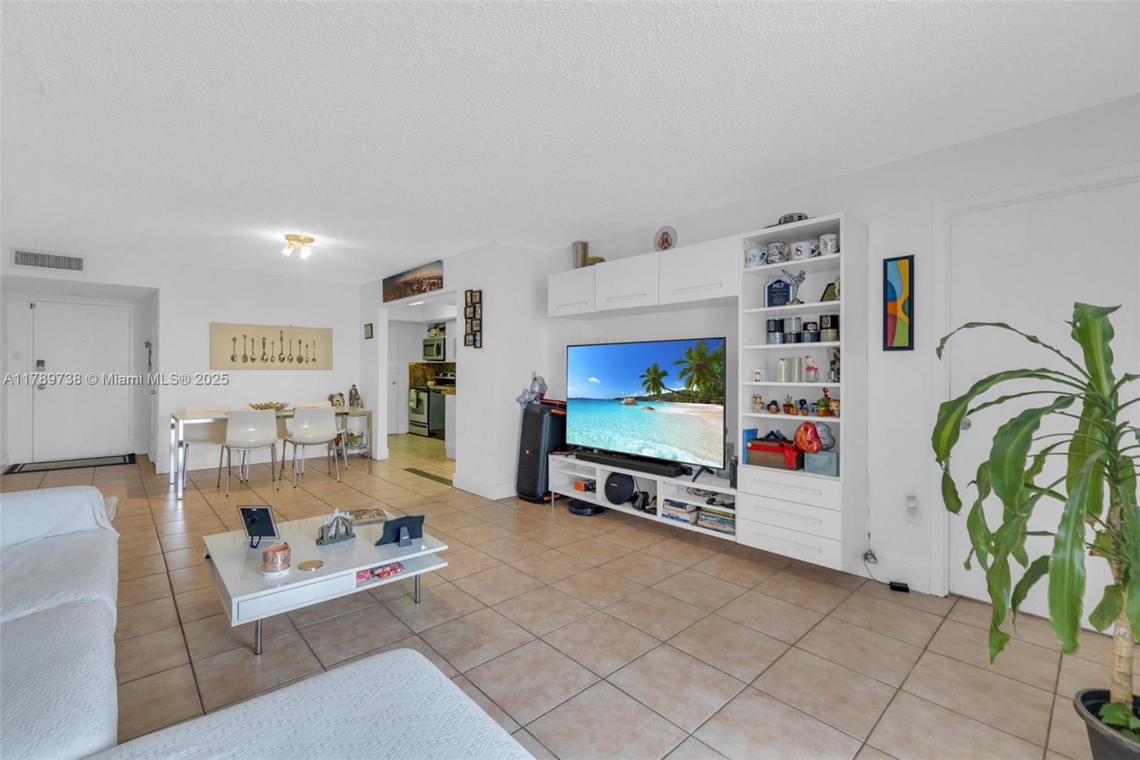 18011 Biscayne Blvd #302,Aventura, FL 33160