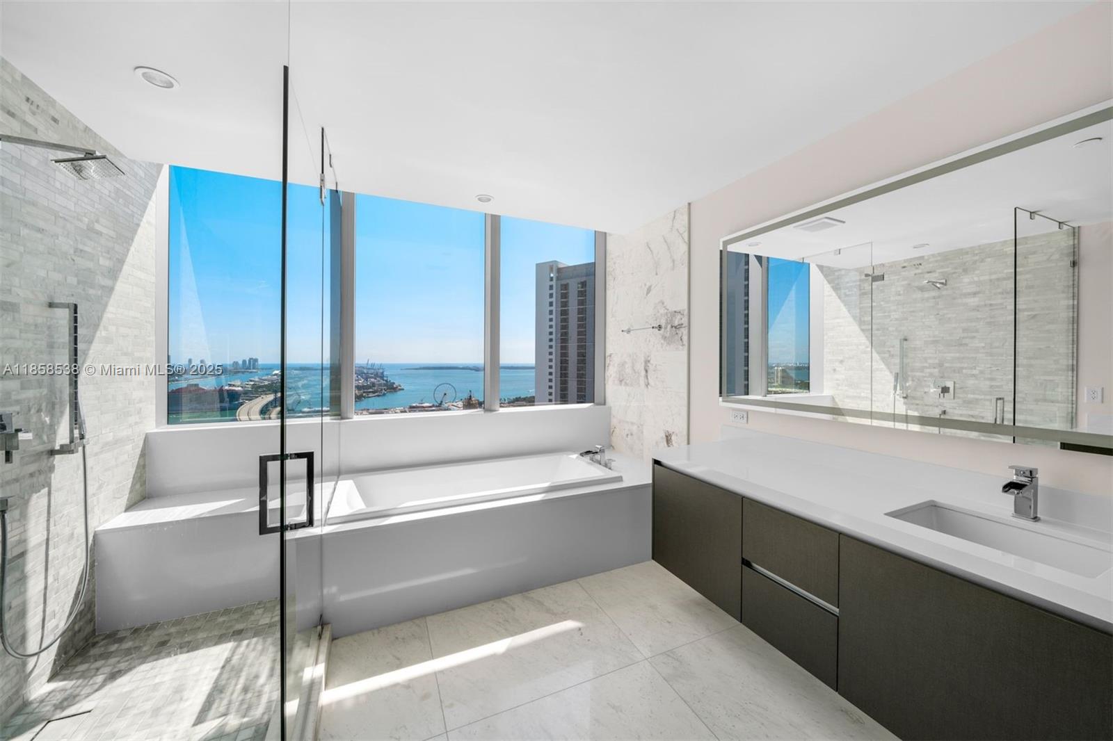 image Paramount Miami Worldcent13