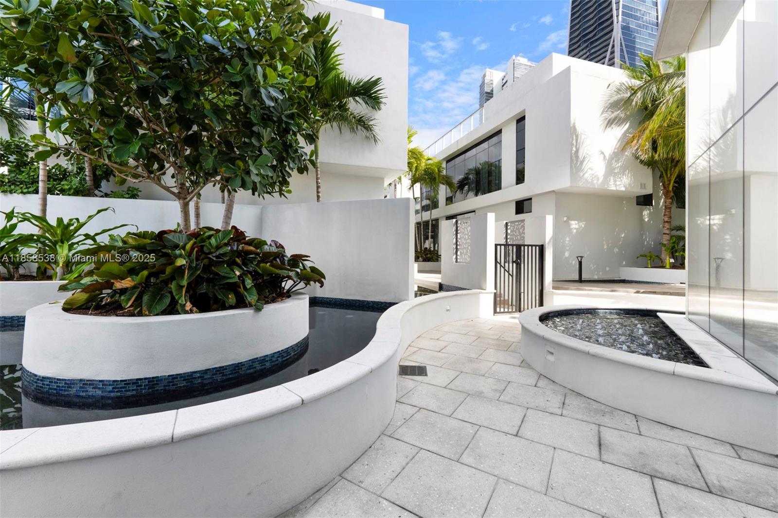 image Paramount Miami Worldcent64