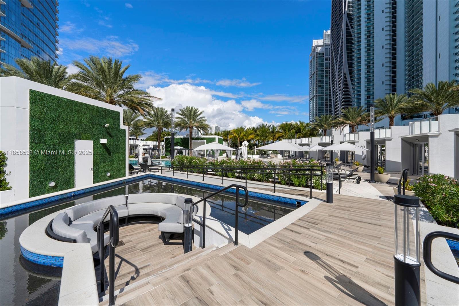 image Paramount Miami Worldcent66