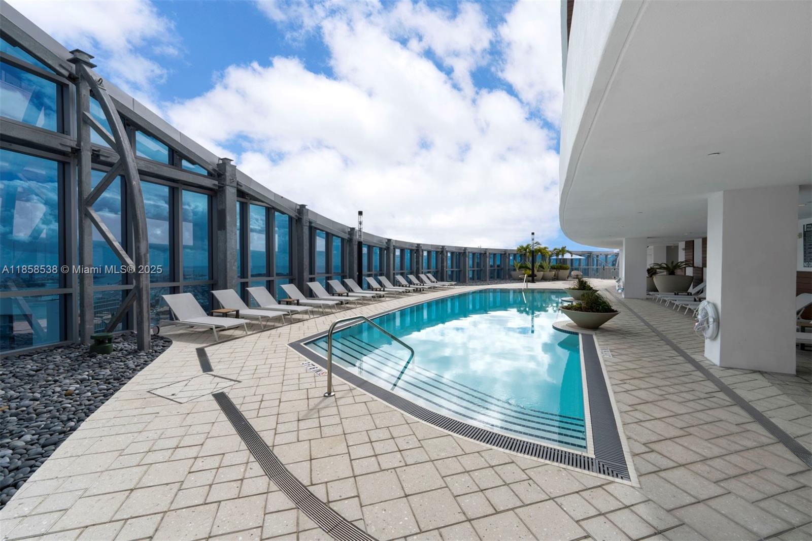 image Paramount Miami Worldcent72