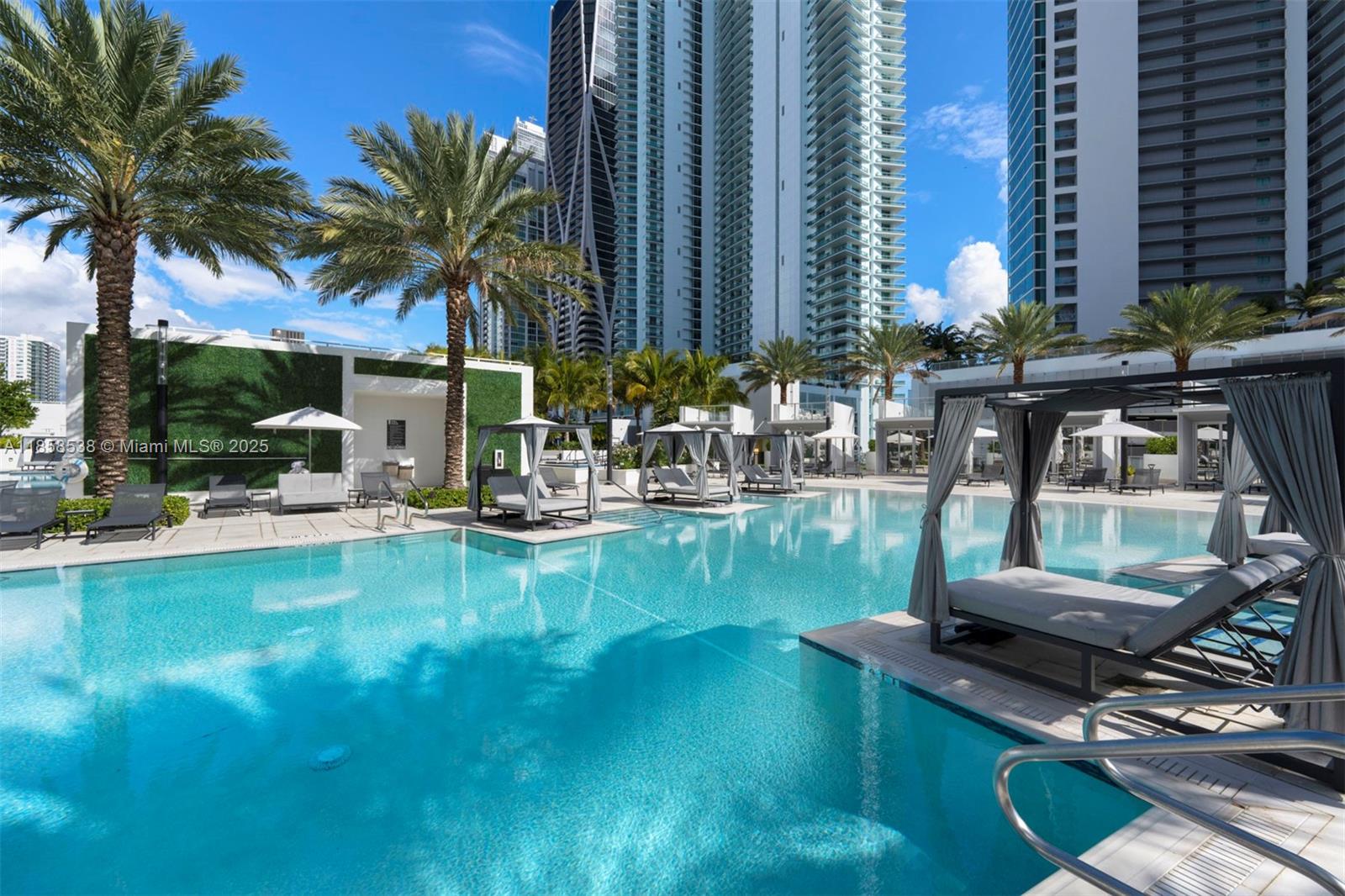 image Paramount Miami Worldcent76