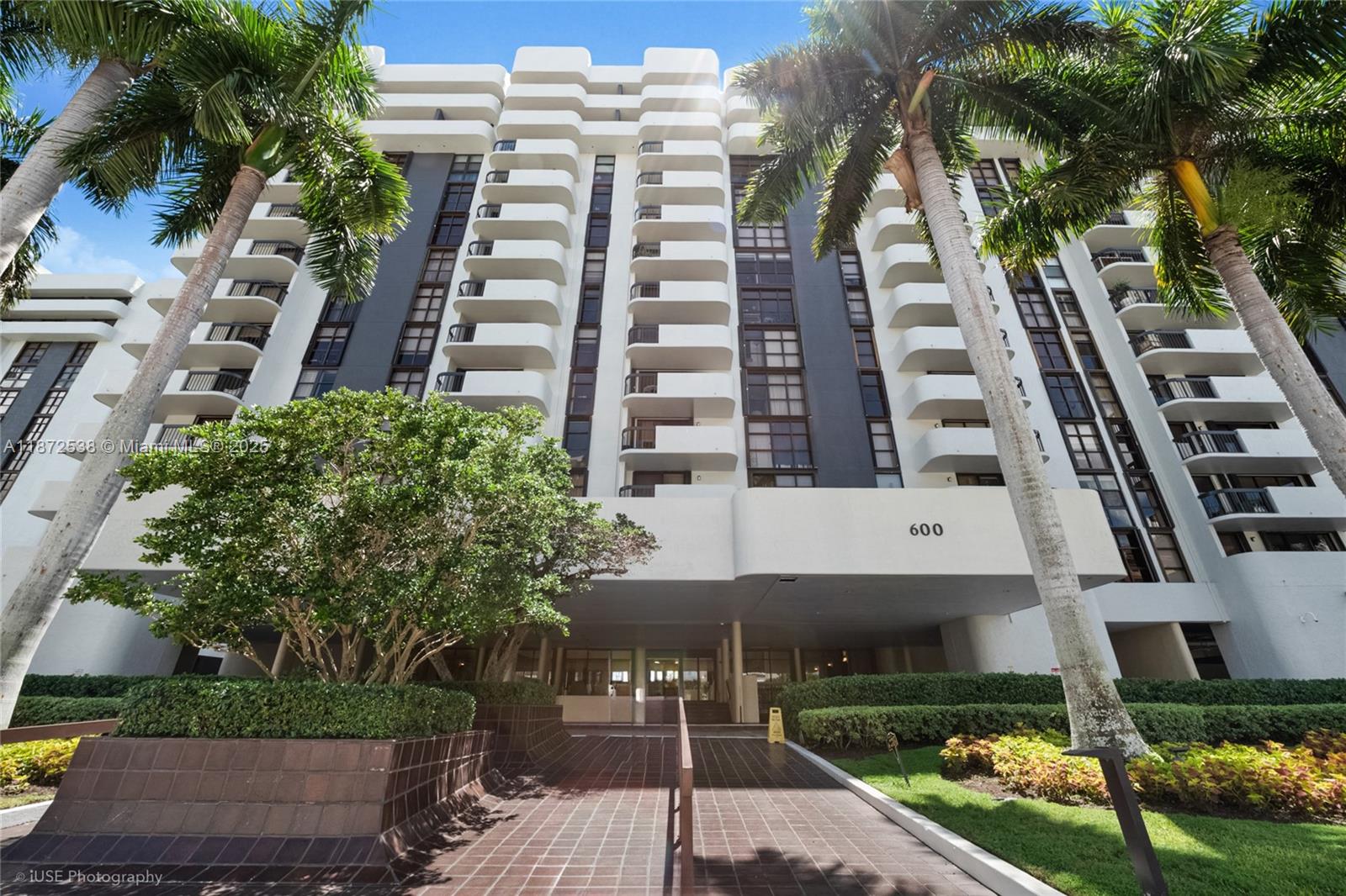 600 Biltmore Way #1218