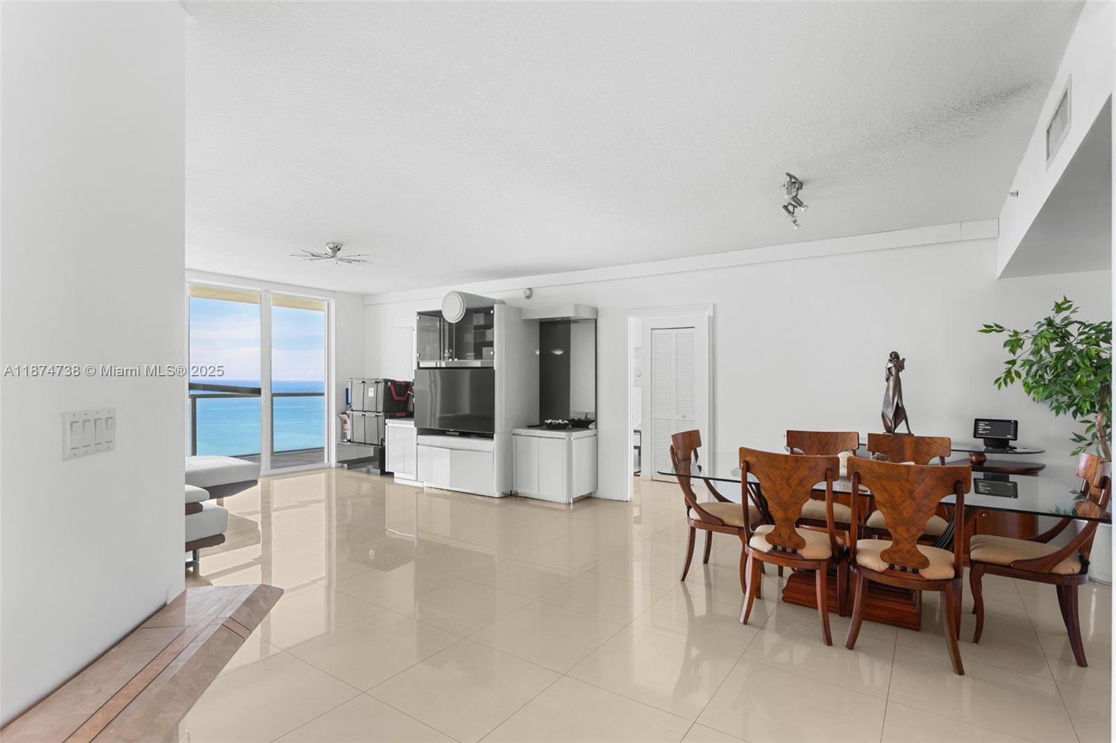 image La Perla Condo1