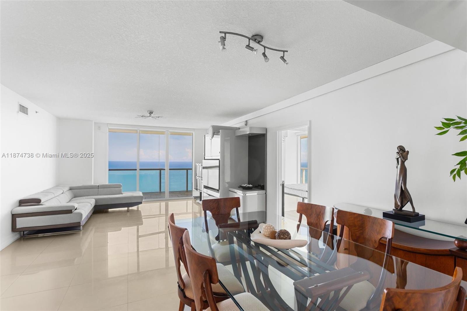 image La Perla Condo2