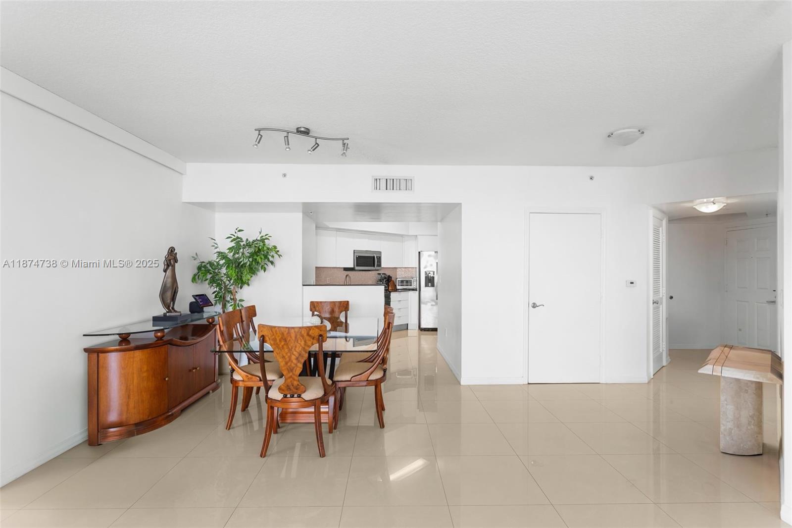 image La Perla Condo4