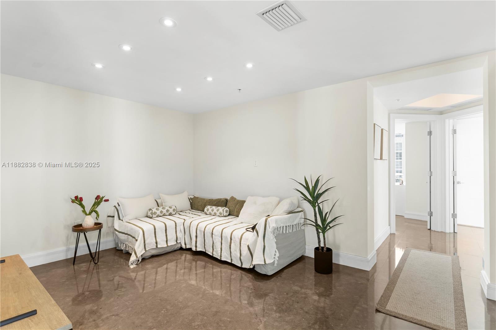 image Trump Royale Condo11