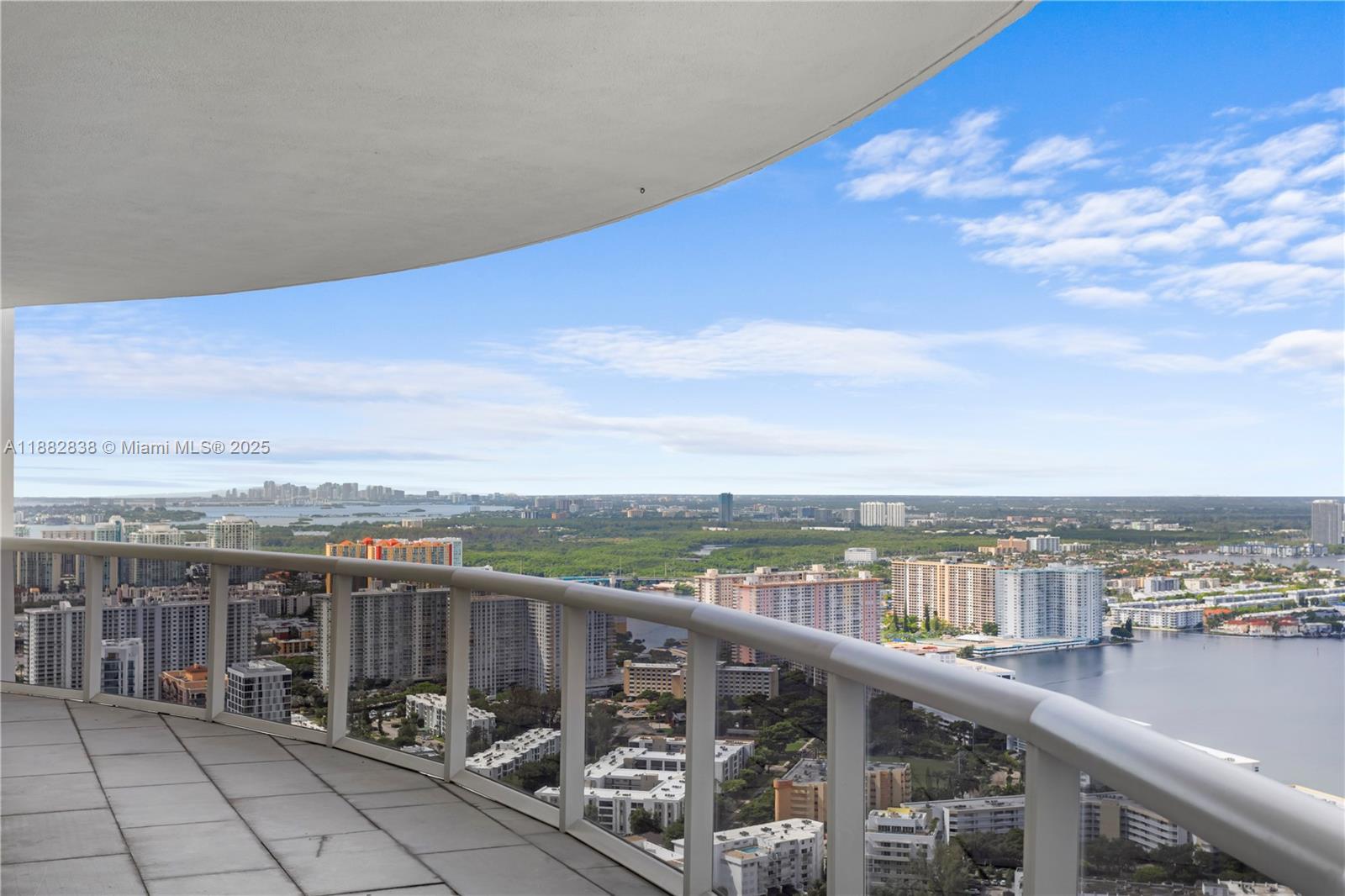 image Trump Royale Condo2