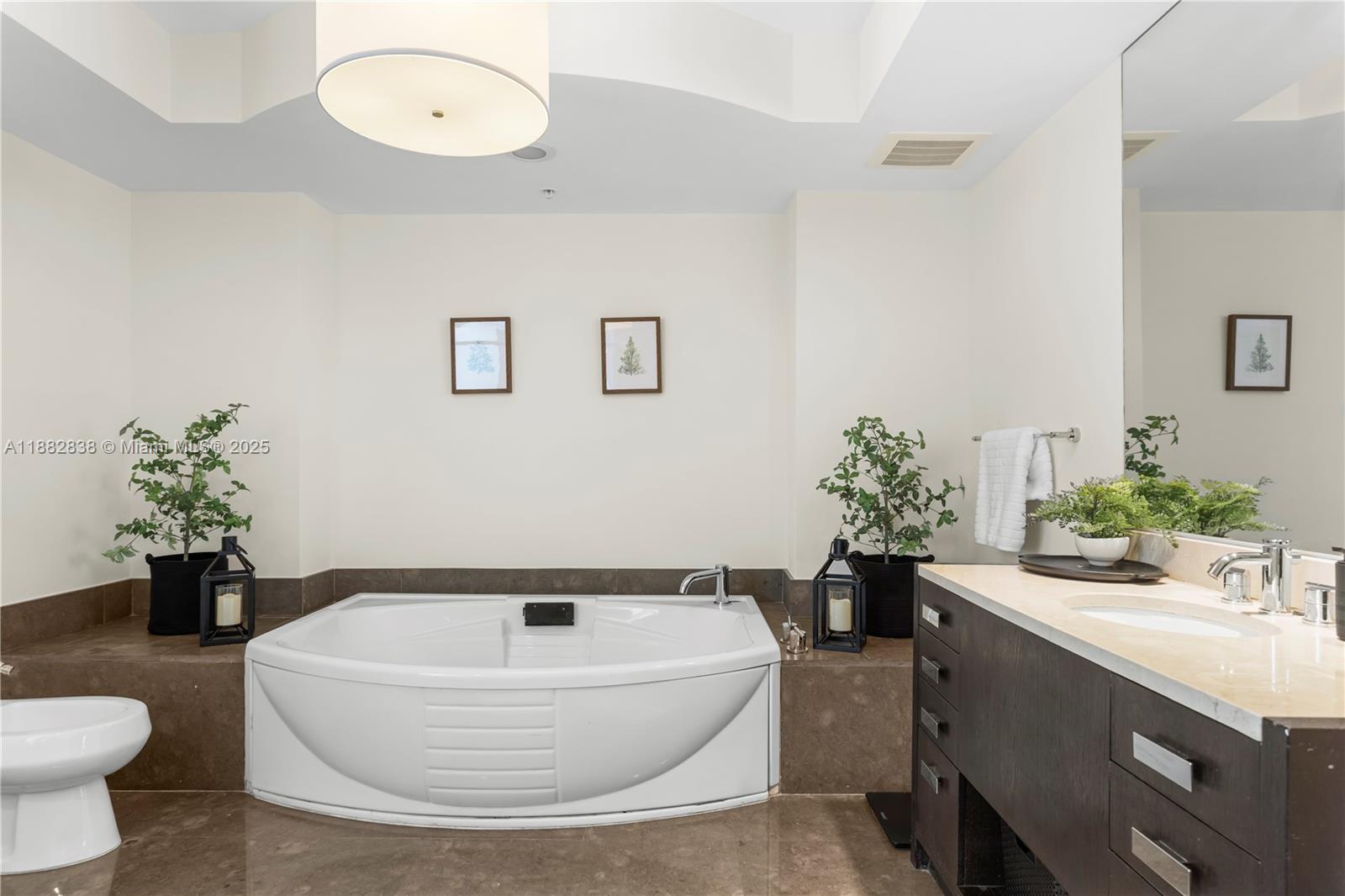 image Trump Royale Condo31