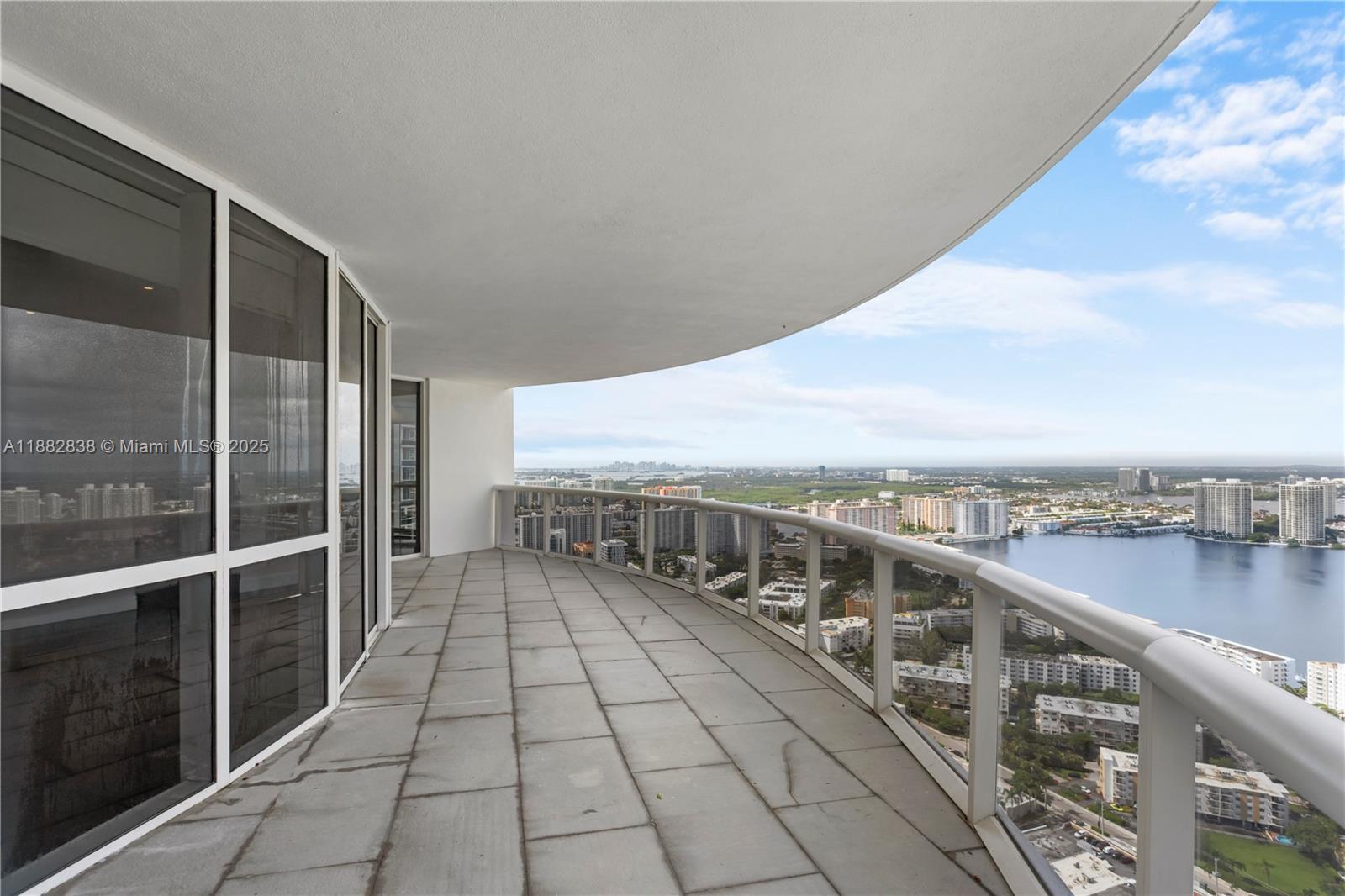 image Trump Royale Condo3