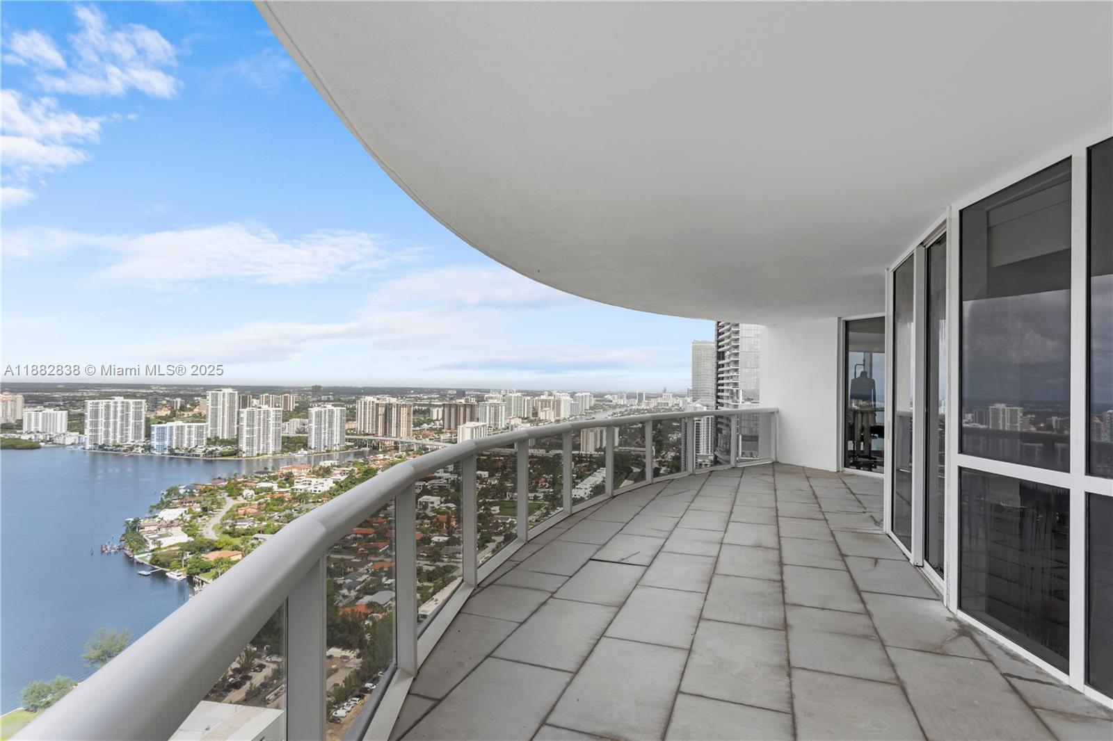 image Trump Royale Condo5