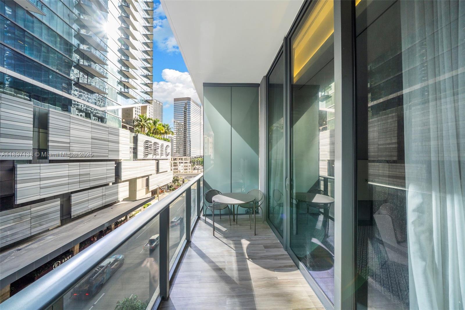 image Sls Lux Brickell6