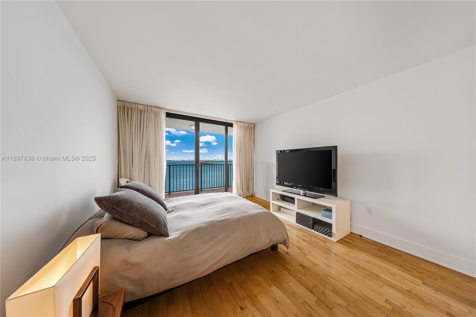 801 N Venetian Dr #903 Miami, FL 33139