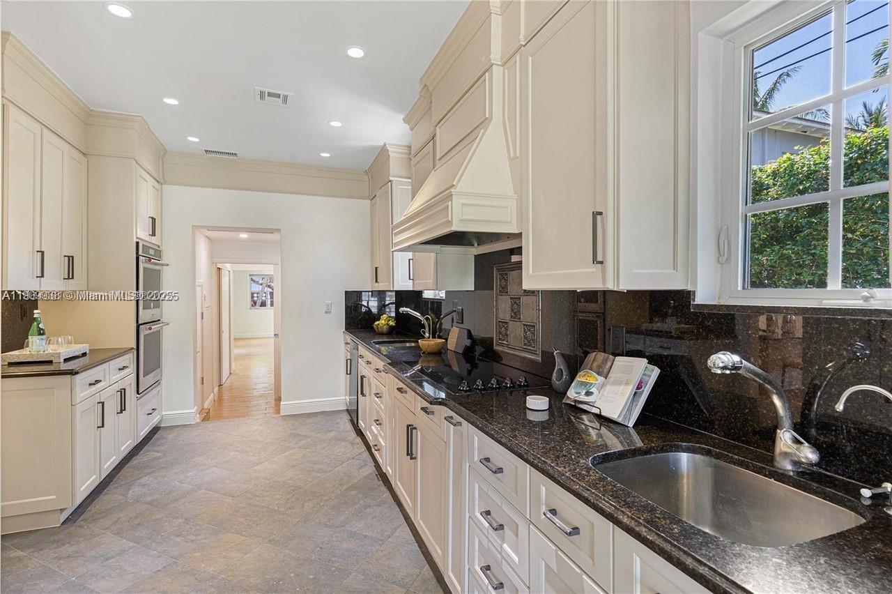 1033 W 47th St Miami Beach, FL 33140