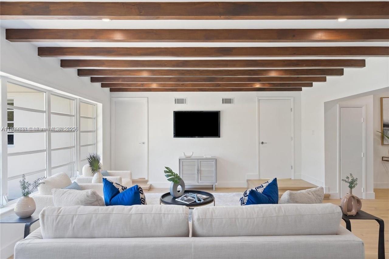 1033 W 47th St Miami Beach, FL 33140