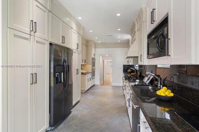 1033 W 47th St Miami Beach, FL 33140