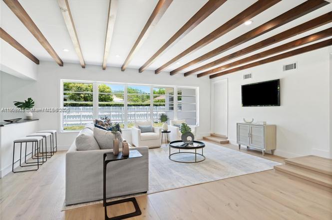 1033 W 47th St Miami Beach, FL 33140