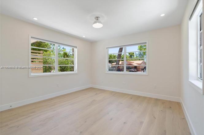 1033 W 47th St Miami Beach, FL 33140