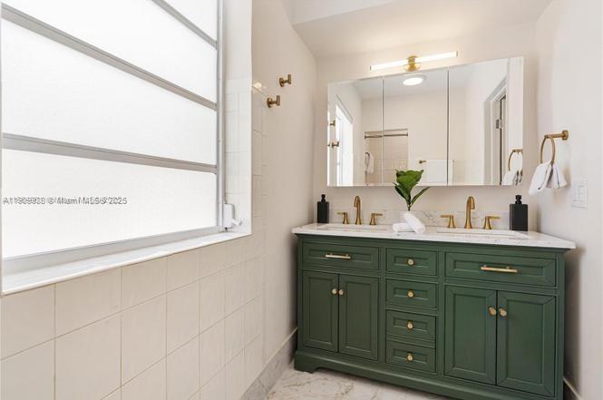 1033 W 47th St Miami Beach, FL 33140